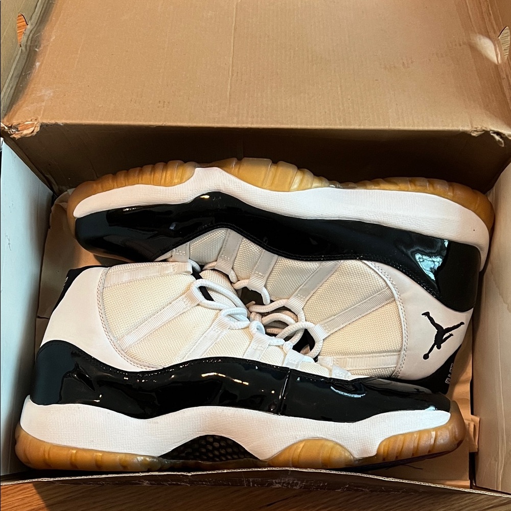 Deadstock. Size 13 2000 Jordan Retro XI Concord.